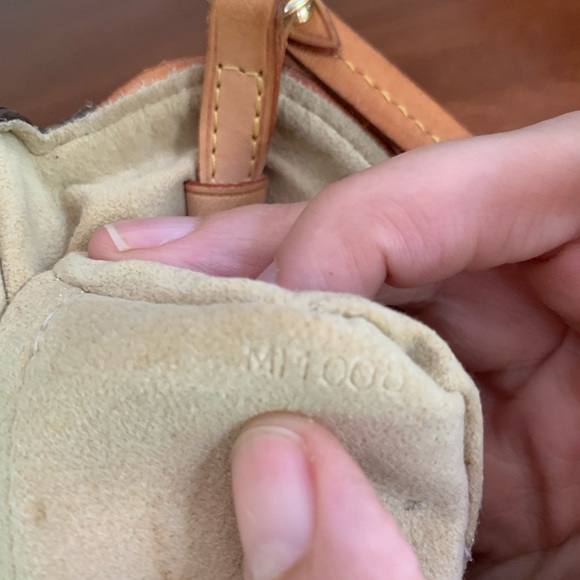 Louis Vuitton Beverly Clutch - Picture 4 of 8